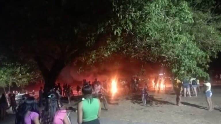 Moradores de JK voltam a fechar trevo da 040 com a 365 e pedem transferência imediata de paciente com câncer
