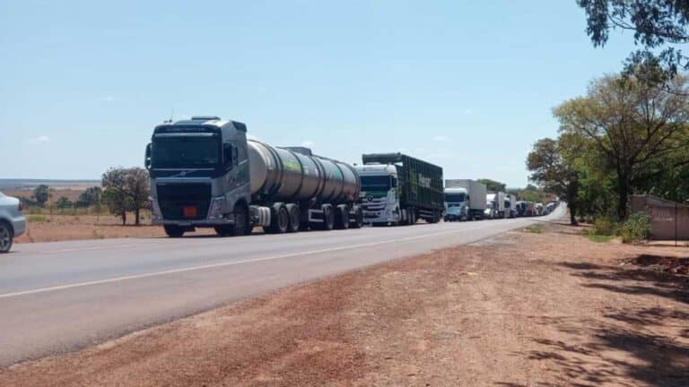 Moradores de Luizlândia do Oeste (JK) desbloqueiam trevo da BR-040 com a BR-365 após várias horas de bloqueio