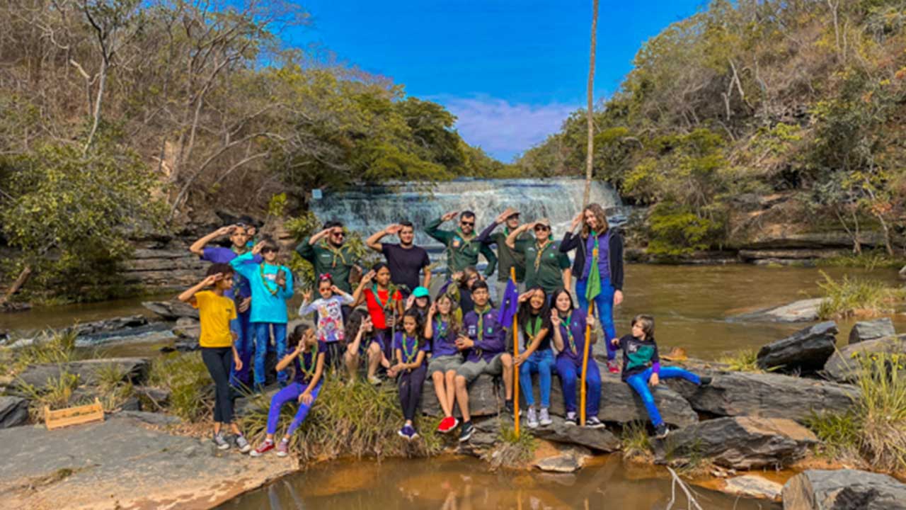 Grupo Escoteiro Ipê promove limpeza e plantio de mudas frutíferas na Cachoeira do Garimpo, em João Pinheiro