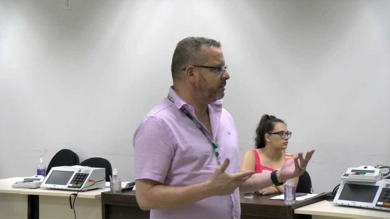 Leve sua colinha: chefe do cartório eleitoral de João Pinheiro passa orientação para eleitores