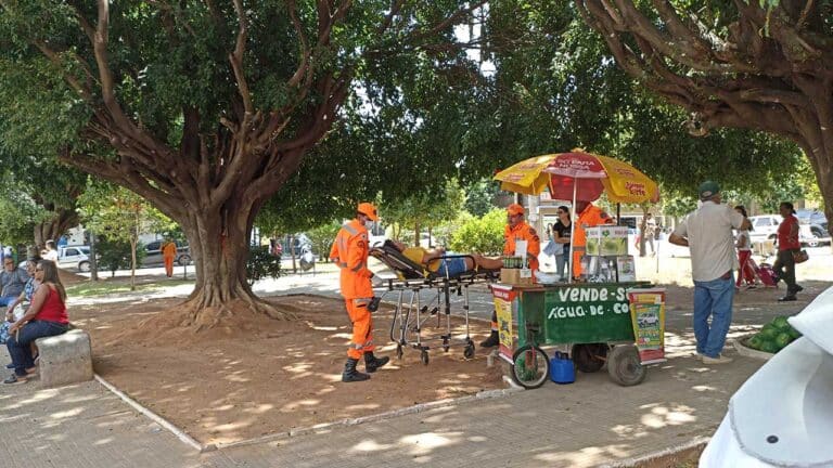 Corpo de Bombeiros resgata mulher de 43 anos que desmaiou no Centro de João Pinheiro