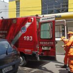Corpo de Bombeiros resgata mulher de 43 anos que desmaiou no Centro de João Pinheiro