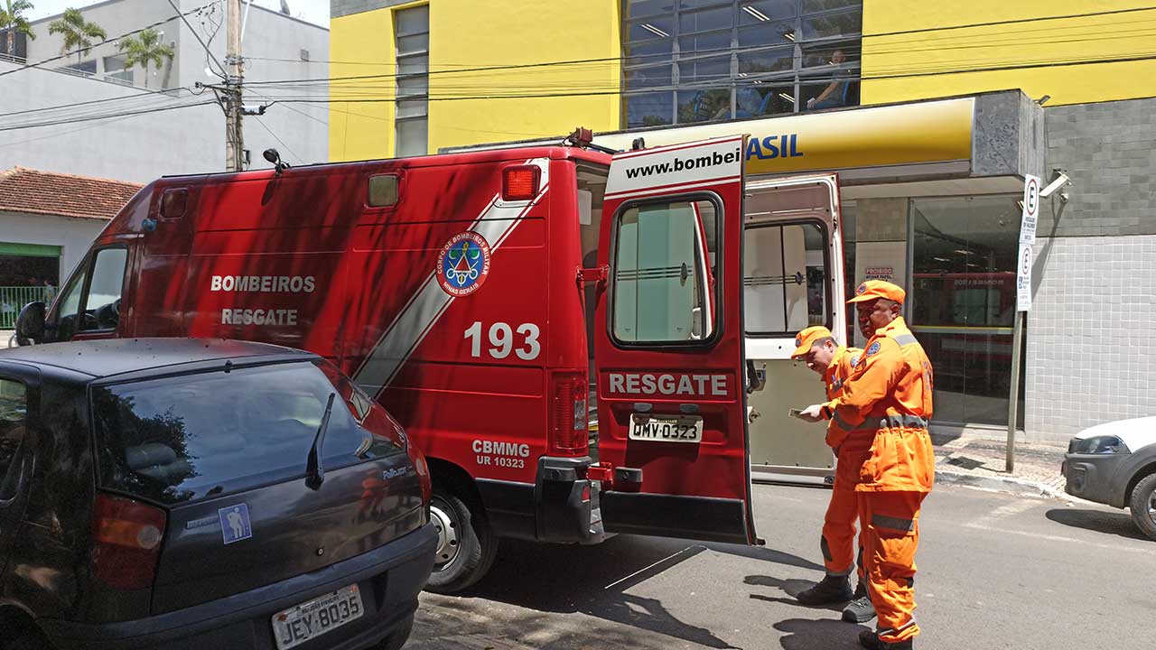 Corpo de Bombeiros resgata mulher de 43 anos que desmaiou no Centro de João Pinheiro