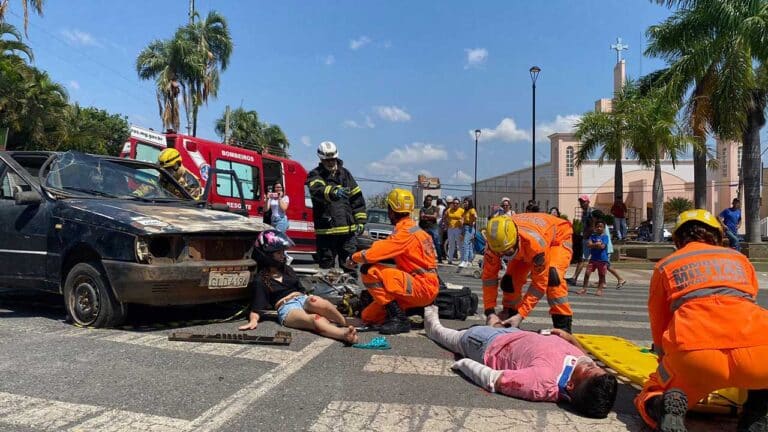 Simulação de acidente de trânsito é realizada no Centro de João Pinheiro para promover conscientização