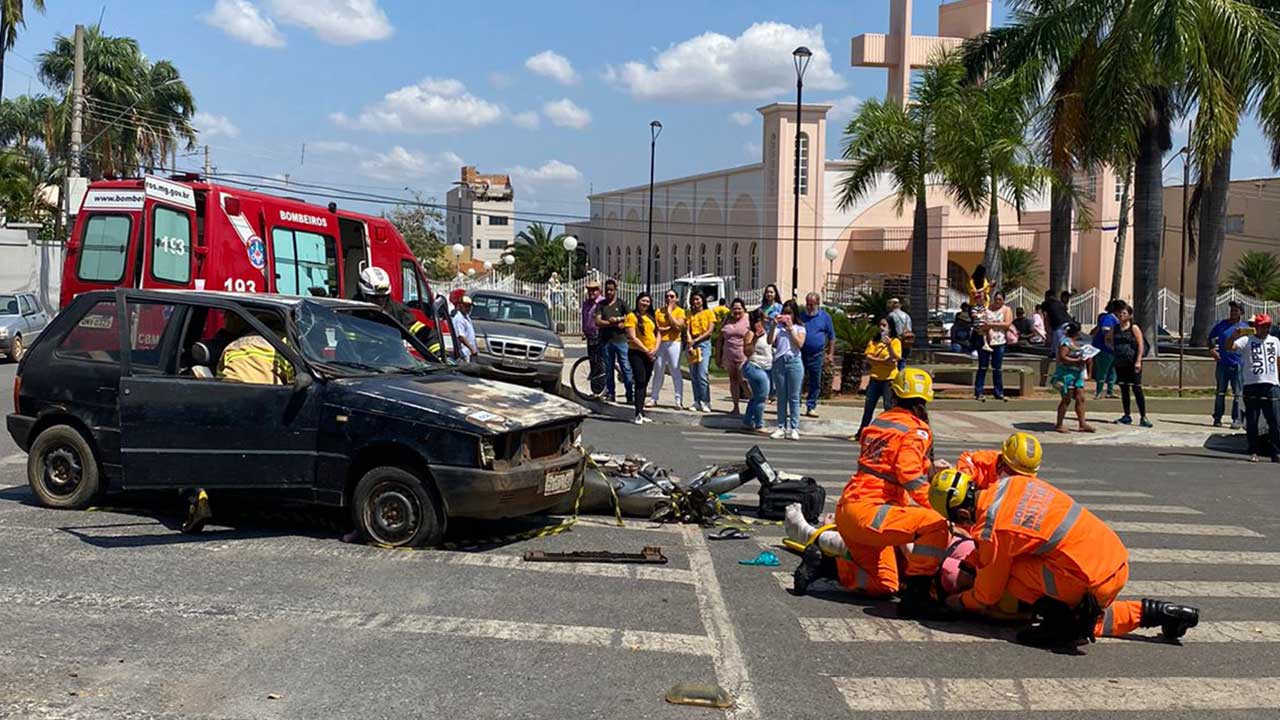 Simulação de acidente de trânsito é realizada no Centro de João Pinheiro para promover conscientização