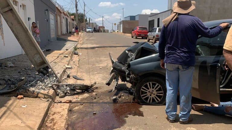 Mulher passa mal e bate contra poste em Paracatu; Corpo de Bombeiros foi acionado