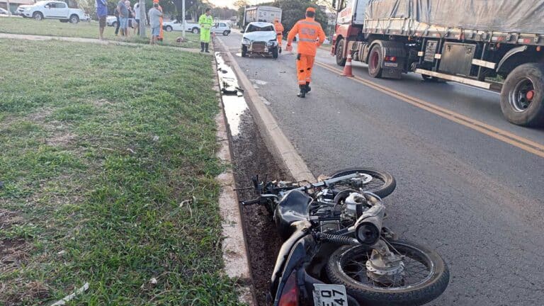 Motorista foge do local após deixa motociclista inconsciente em grave acidente na BR-040 em João Pinheiro