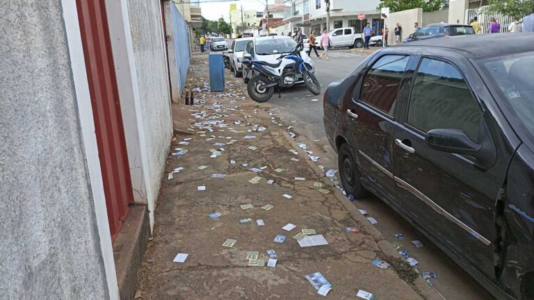 Colégios eleitorais de João Pinheiro amanhecem sujos com “santinhos” de vários candidatos