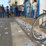 Colégios eleitorais de João Pinheiro amanhecem sujos com “santinhos” de vários candidatos