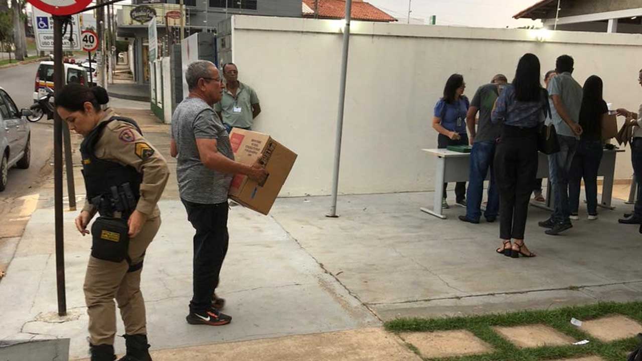 Urnas começam a chegar no Cartório Eleitoral de João Pinheiro para apuração dos votos