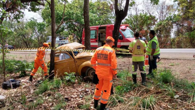 Acidente com Fusca deixa duas vítimas fatais e uma em estado grave na BR-040, em João Pinheiro