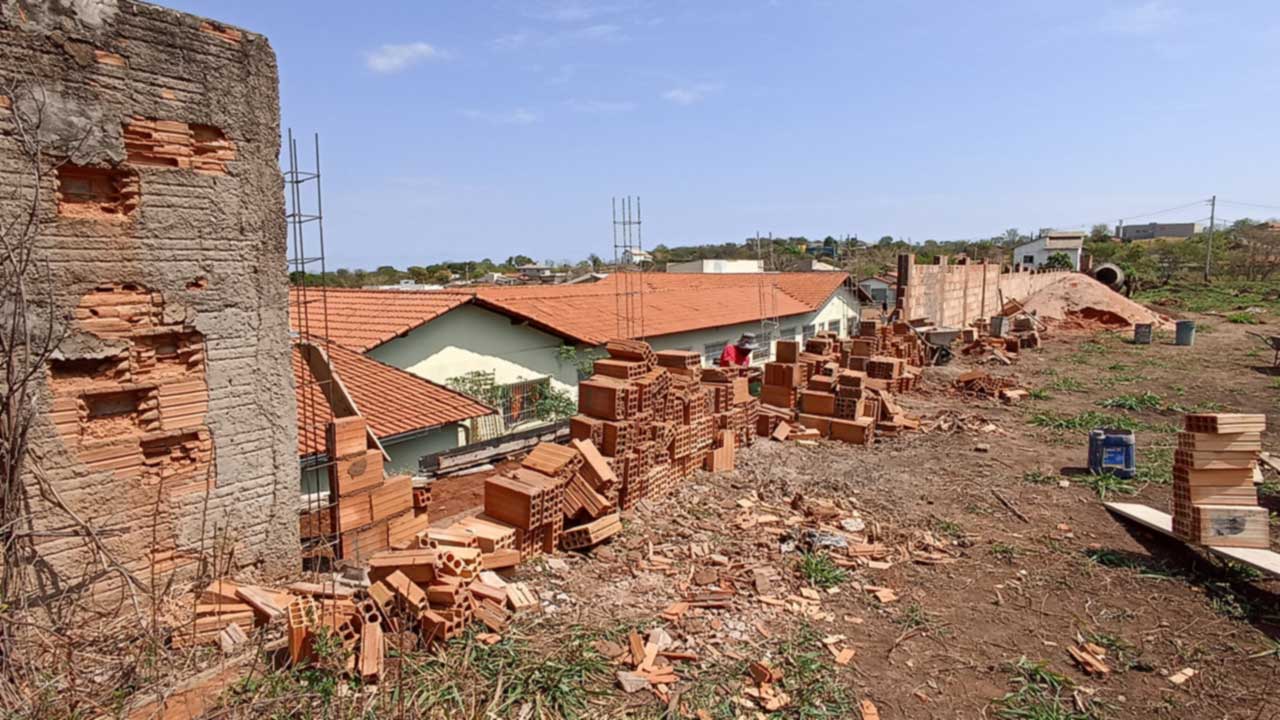 Aulas da APAE de João Pinheiro são suspensas após ventania arrancar parte do telhado; saiba como ajudar