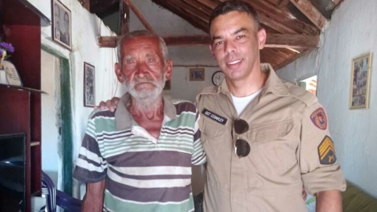 Sargento da PM salva a vida de idoso engasgado com pedaço de carne no município de Urucuia