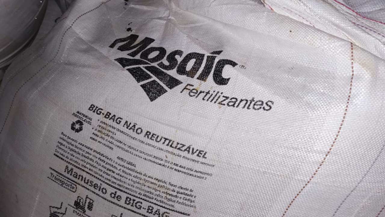PM recupera 45 toneladas de fertilizantes e carreta furtados na zona rural de Paracatu; receptador foi preso