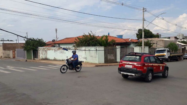Moradores pedem providências quanto à fios pendurados na Rua Antônio Carlos em João Pinheiro