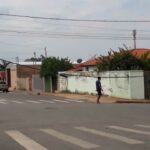 Moradores pedem providências quanto à fios pendurados na Rua Antônio Carlos em João Pinheiro