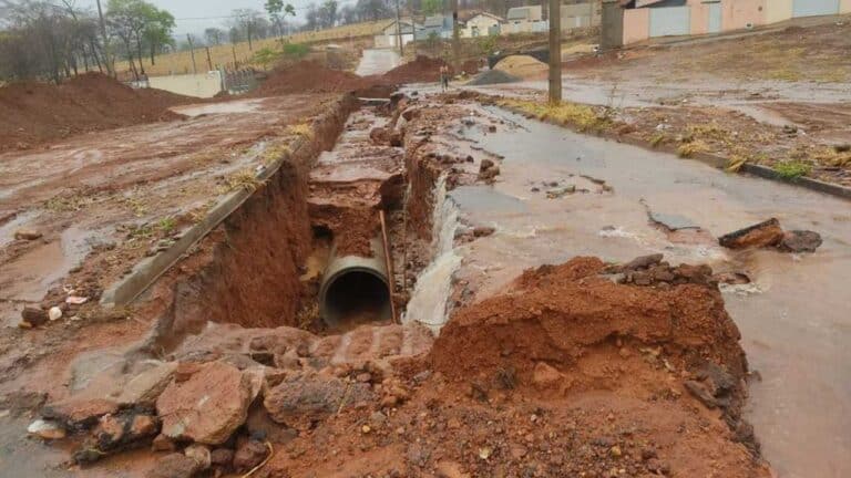 Prefeito de João Pinheiro mentiu? Moradores do Bouganville 2 continuam na bronca por obra inacabada