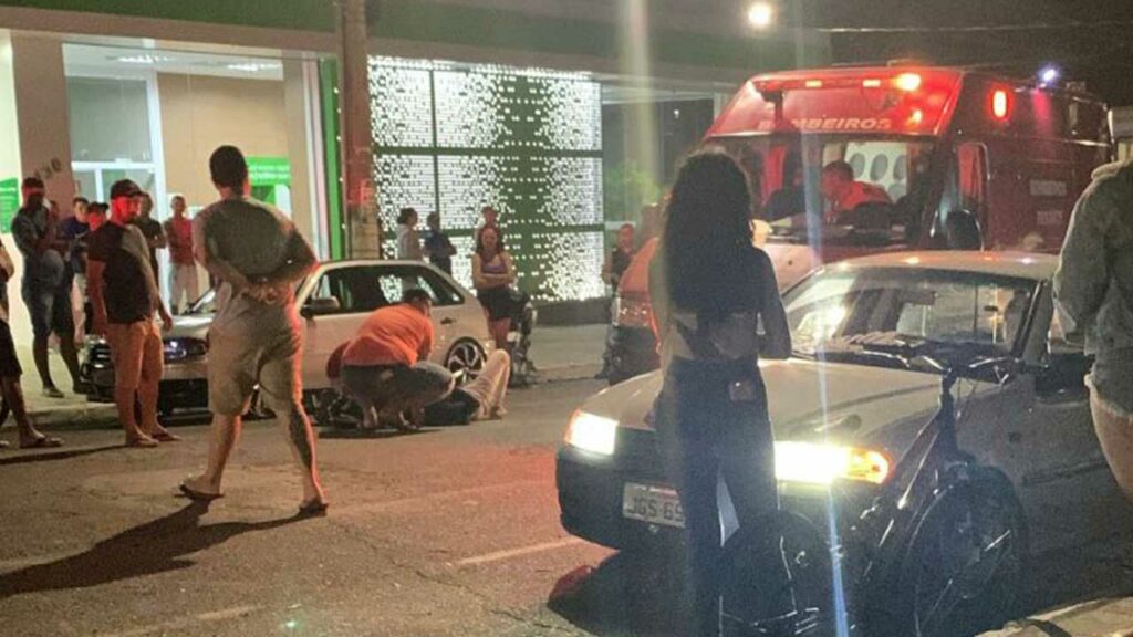 Corpo de Bombeiros resgata motociclista após queda no Centro de João Pinheiro