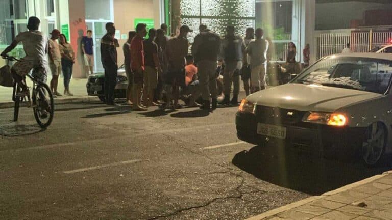 Corpo de Bombeiros resgata motociclista após queda no Centro de João Pinheiro