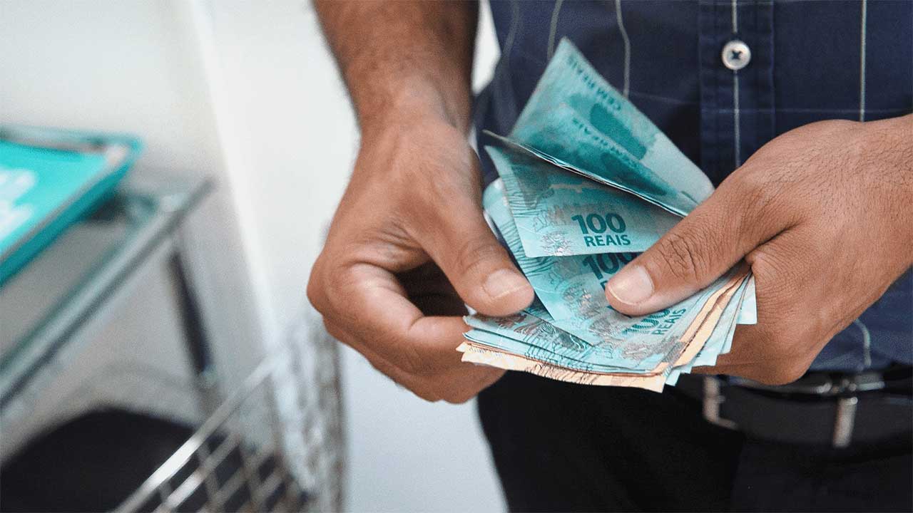 Estudo aponta que salário mínimo no Brasil deveria ser de R$ 6.306,97 em setembro