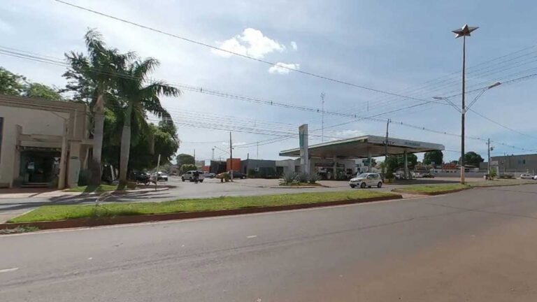 Homem se irrita com bom dia, persegue e atira contra três jovens e acaba preso