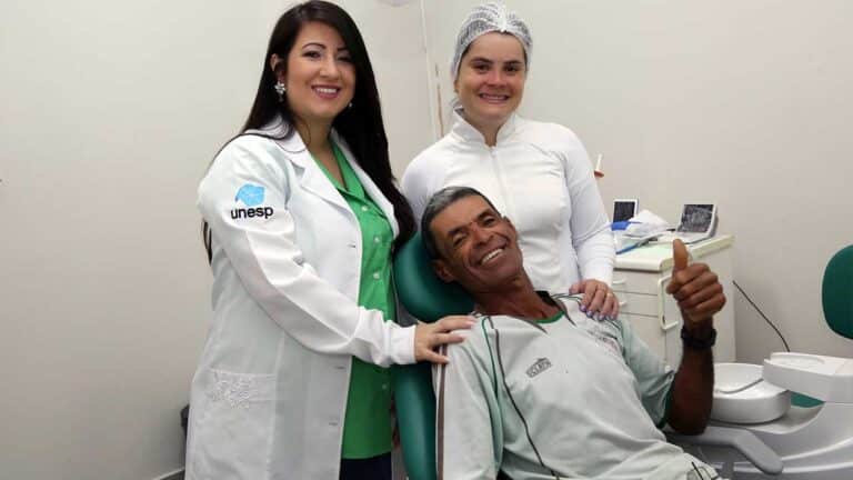 Pinheirense comemora conquista de um novo sorriso na OdontoCompany de João Pinheiro