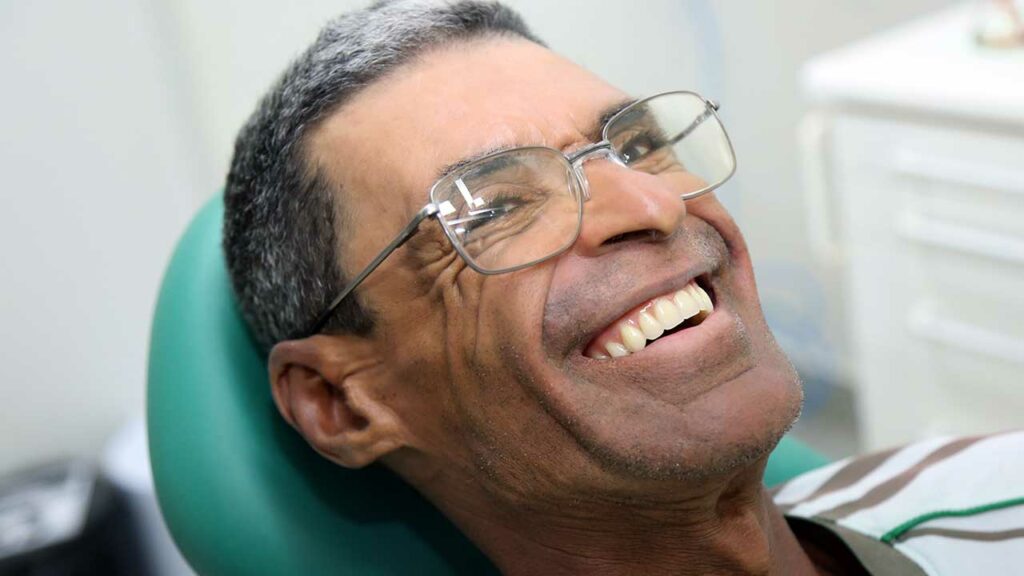 Pinheirense comemora conquista de um novo sorriso na OdontoCompany de João Pinheiro