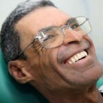 Pinheirense comemora conquista de um novo sorriso na OdontoCompany de João Pinheiro