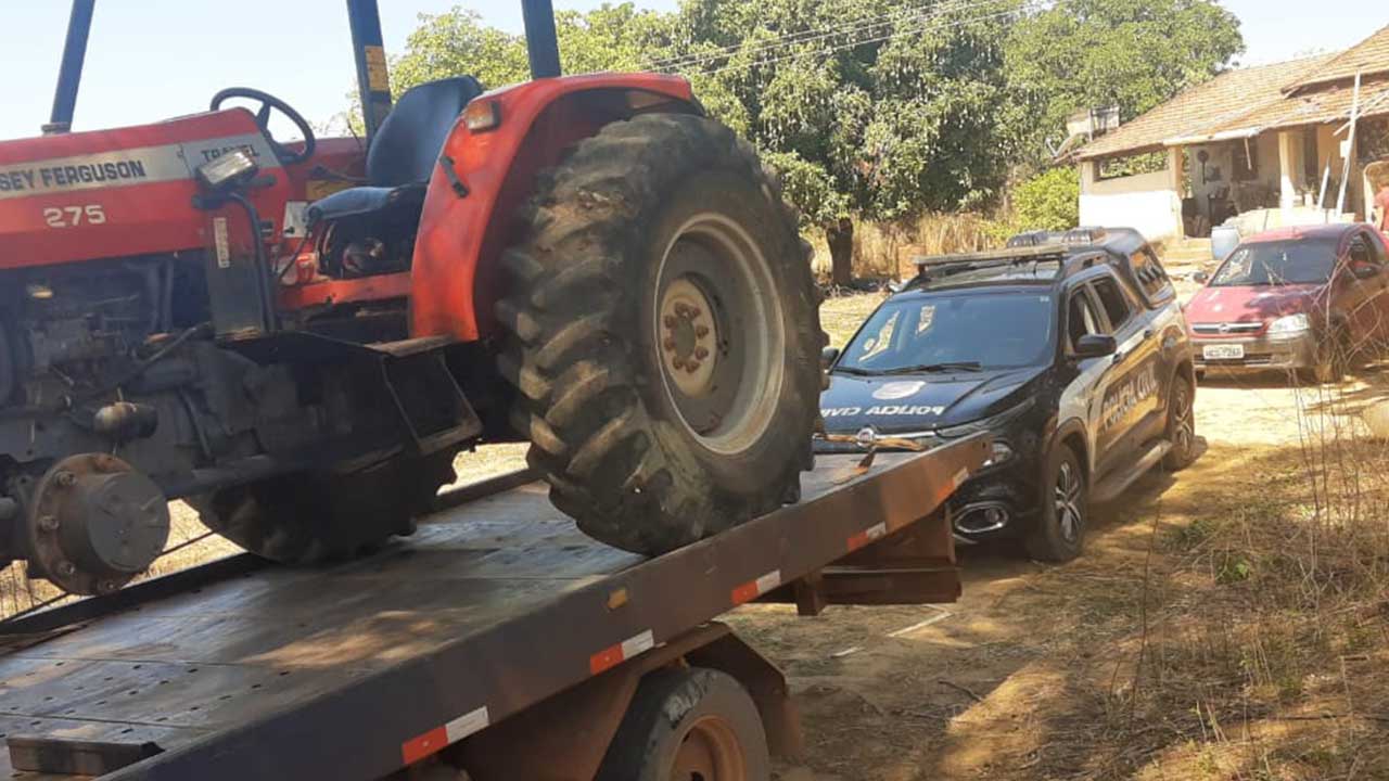 Após denúncia, Polícia Civil apreende trator produto de furto em fazenda na região do Café do Amigo