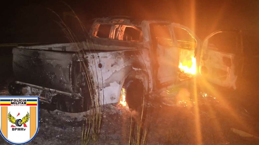 Caminhonete fica totalmente destruída após pegar fogo na MG-410, em Presidente Olegário