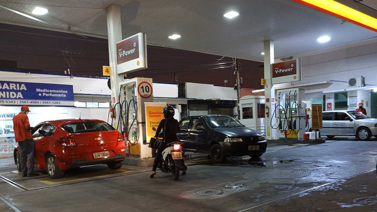 Preço da gasolina volta a subir nos postos após 15 semanas de quedas seguidas