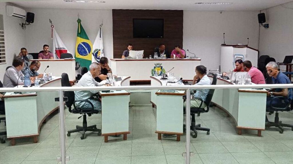 Câmara aprova projeto de lei que obriga prefeitura a adesivar veículos da frota municipal em João Pinheiro