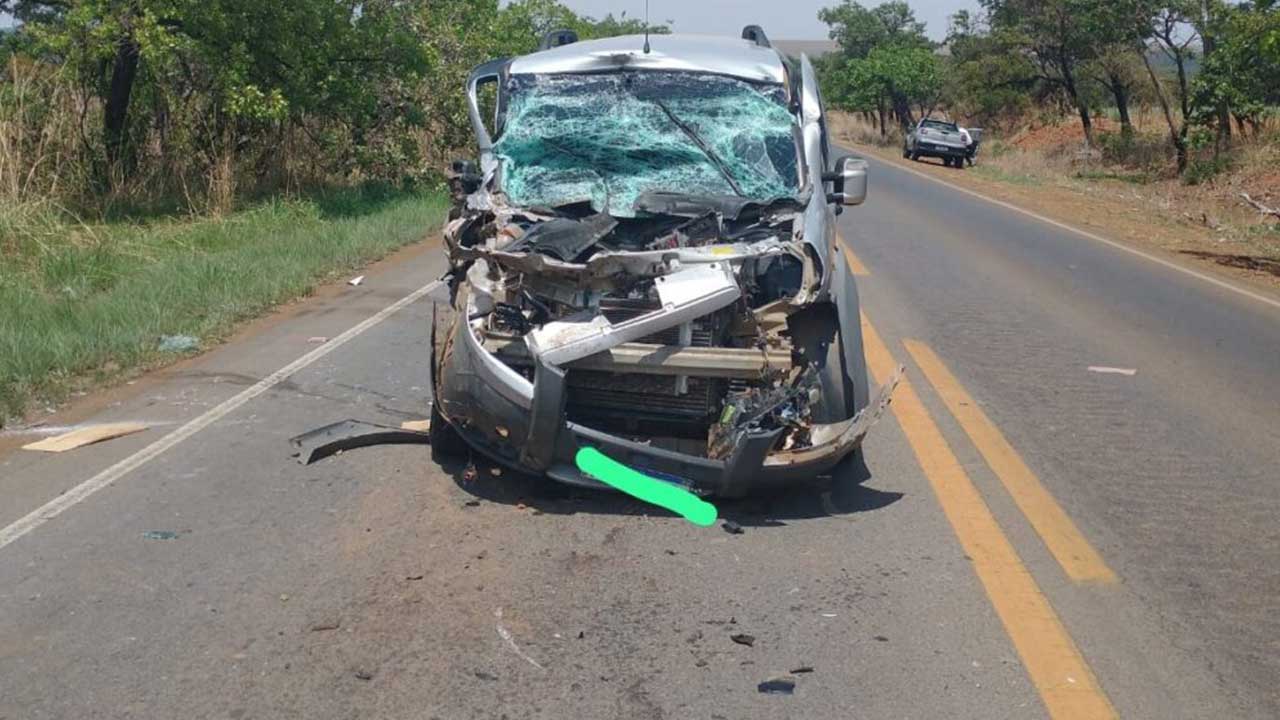 Motorista fica gravemente ferido após bater carro na traseira de caminhão na MG-410, em Presidente Olegário
