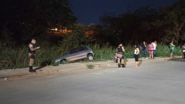 Adolescentes conduzindo carro em alta velocidade quase atropelam mulher e bebé em João Pinheiro