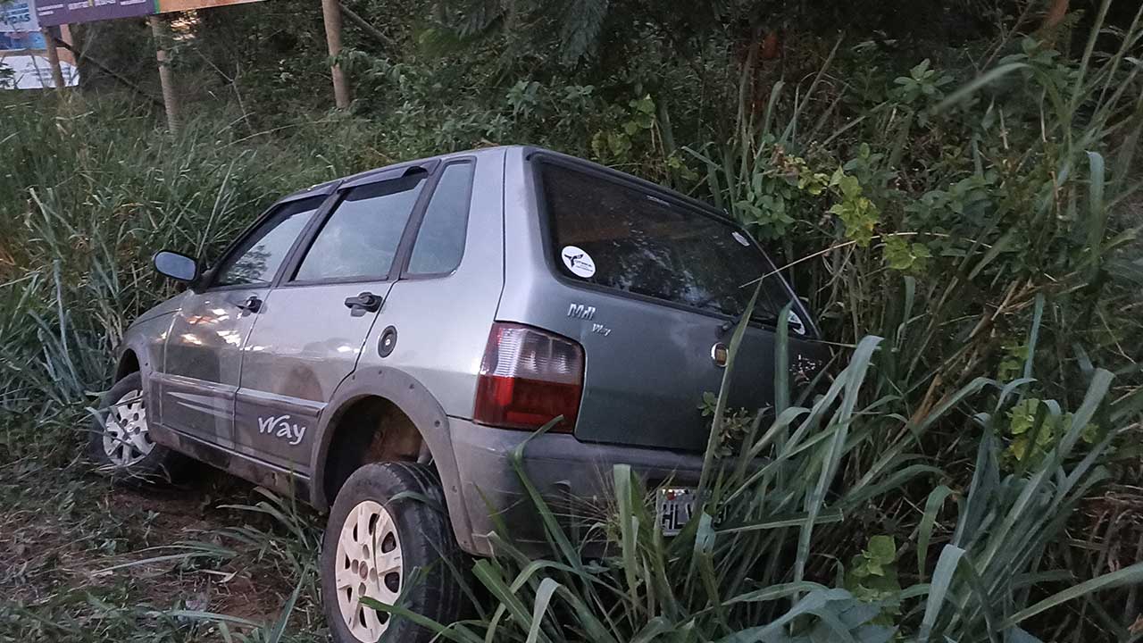 Adolescentes conduzindo carro em alta velocidade quase atropelam mulher e bebé em João Pinheiro
