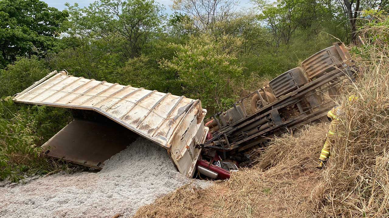 Caminhão sai da pista e capota na Serra da Bela Vista, na MG-410 em Presidente Olegário
