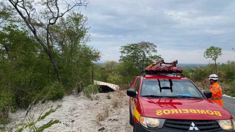 Caminhão sai da pista e capota na Serra da Bela Vista, na MG-410 em Presidente Olegário