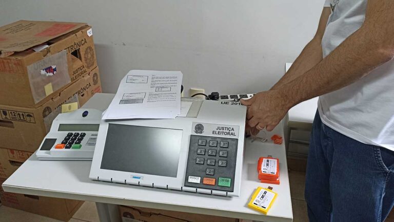 Preparativos 2° turno: justiça eleitoral de João Pinheiro testa integridade das urnas que serão utilizadas no dia 30