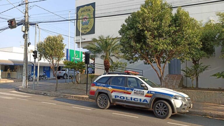 Homem abastece veículo, paga com nota de R$100,00 falsa e foge, em João Pinheiro