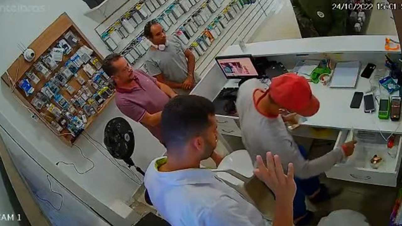 Após roubar veículo em posto, dupla armada assalta loja de celular em João Pinheiro