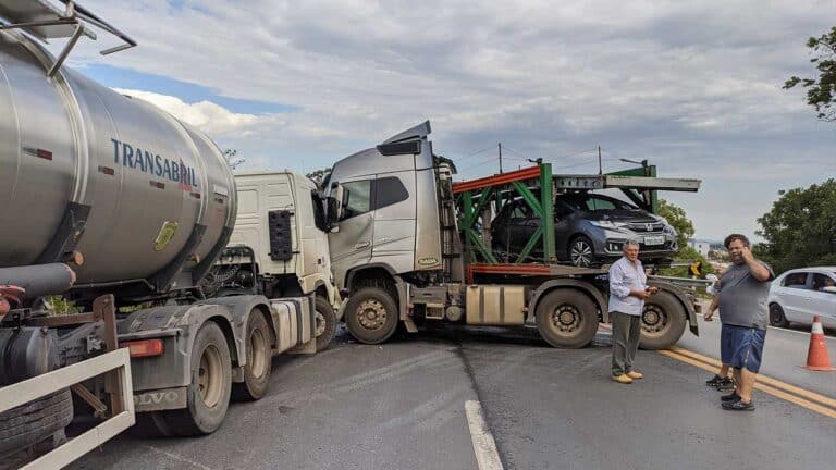 Carretas batem de frente próximo à entrada do Magalhães na BR-040, em João Pinheiro
