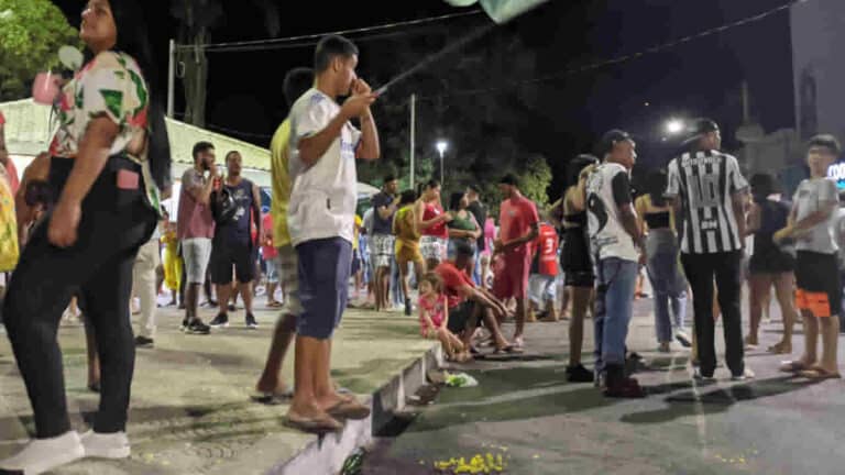 Apoiadores vão às ruas comemorar a vitória de Lula no Centro de João Pinheiro