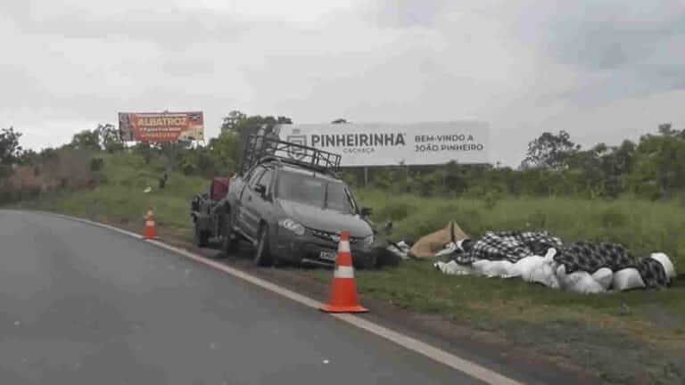 Acidente entre carro e caminhonete é registrado na BR-040 próximo à COENG em João Pinheiro