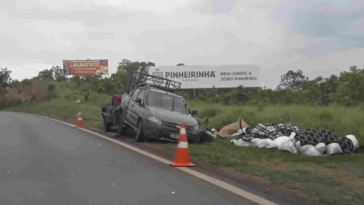 Acidente entre carro e caminhonete é registrado na BR-040 próximo à COENG em João Pinheiro