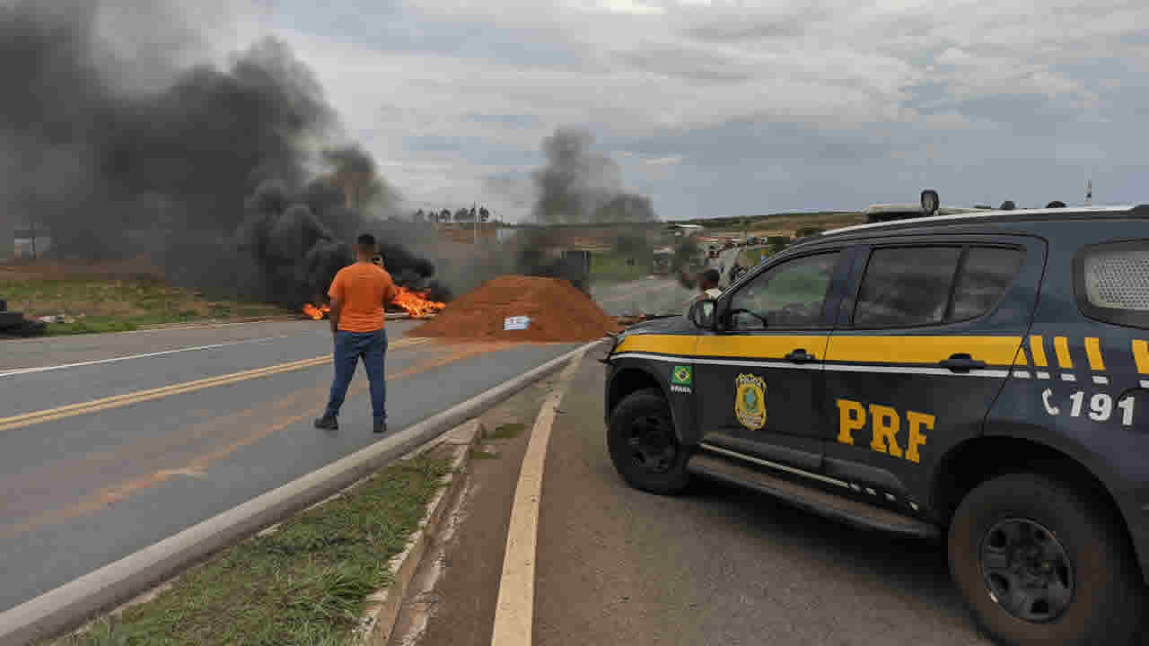 Apoiadores de Bolsonaro bloqueiam o trevo BR-040 com a MG-181 em João Pinheiro