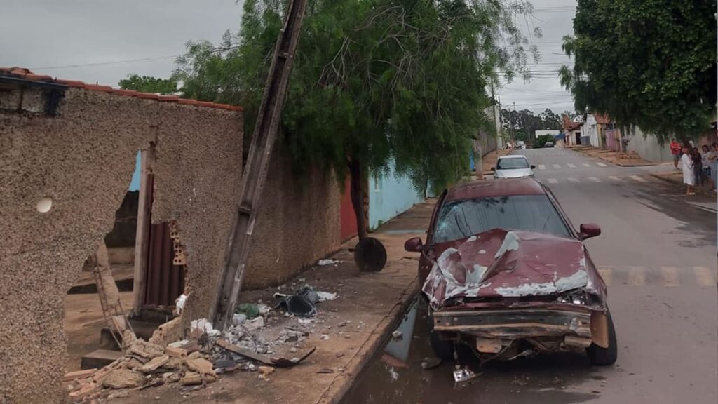 Motorista em alta velocidade colide contra poste e derruba muro de uma casa no Alvorada, em João Pinheiro