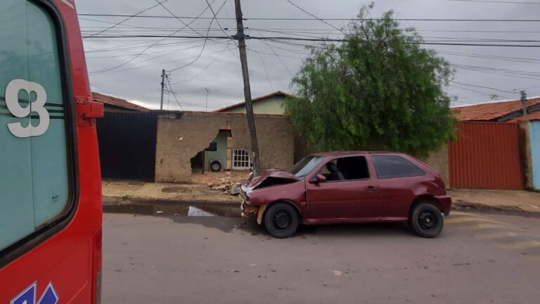 Motorista em alta velocidade colide contra poste e derruba muro de uma casa no Alvorada, em João Pinheiro