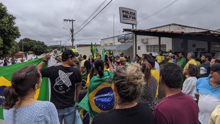 Ato de civilidade em frente ao quartel da Polícia Militar marca o dia de finados em João Pinheiro