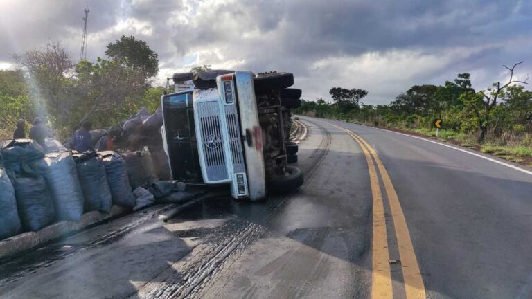 Motorista tomba carreta carregada de carvão na MG-181, em João Pinheiro