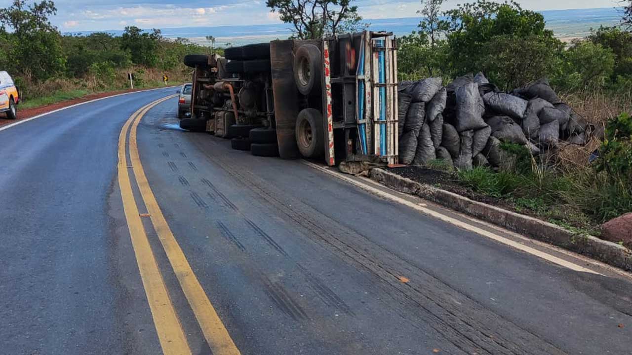 Motorista tomba carreta carregada de carvão na MG-181, em João Pinheiro